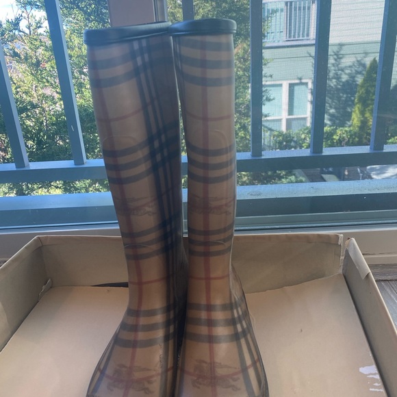 - Burberry Classic Check Rain Boots, size 7 - Picture 9 of 14